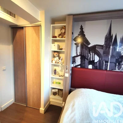 Спаваћа соба; дрвени под, природно светло, модерни стил