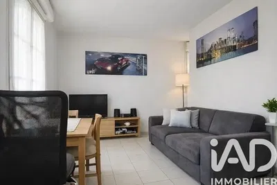 Salon; carrelage, lumière naturelle, style moderne