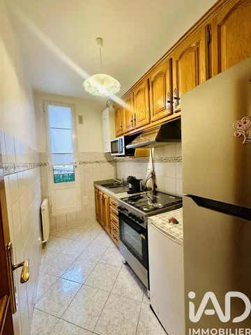 Cucina; elettrodomestici, pavimento in piastrelle