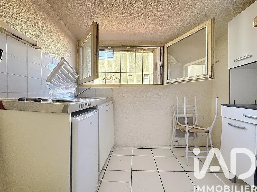 Mutfak; fayans zemin, tadilat gerekiyor, doğal ışık