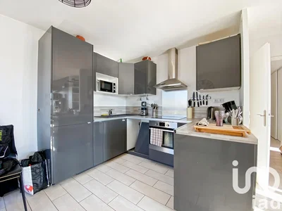 Mutfak; mutfak aletleri, fayans zemin, doğal ışık, modern stil