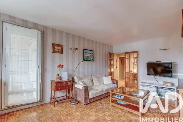 Dnevna soba; lesena tla, naravna svetloba, sodoben slog