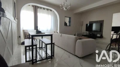 Oturma odası; fayans zemin, doğal ışık, modern stil