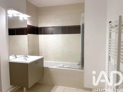 Banyo; fayans zemin, tadilatlı, doğal ışık, modern stil