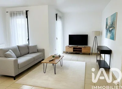 Oturma odası; fayans zemin, doğal ışık, modern stil