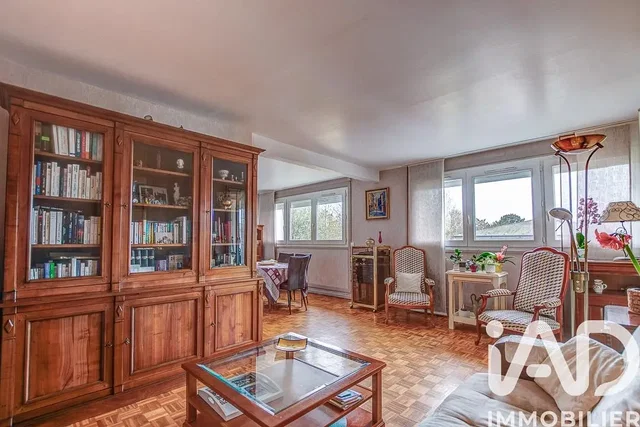 Living room; wood floor, natural light, rustic style