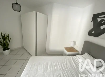 Yatak odası; fayans zemin, doğal ışık