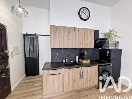 Cuisine; électroménager, parquet, lumière naturelle, style moderne