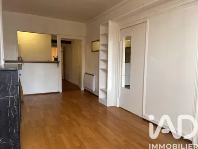 Дневна соба; дрвени под, природно светло