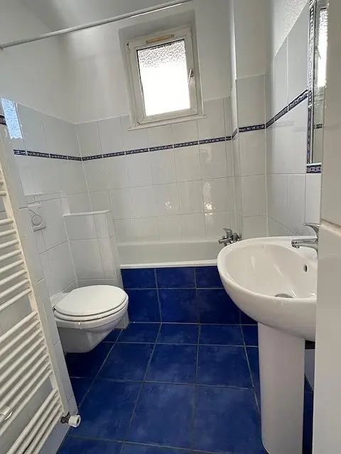 Banyo; fayans zemin, doğal ışık