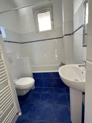Banyo; fayans zemin, doğal ışık