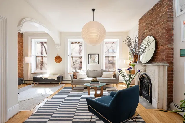 Хол; камина, естествена светлина, модерен стил, дървен под