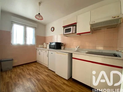 Кухиња; кухињски апарати, плочице, реновиран, природно светло, модерни стил