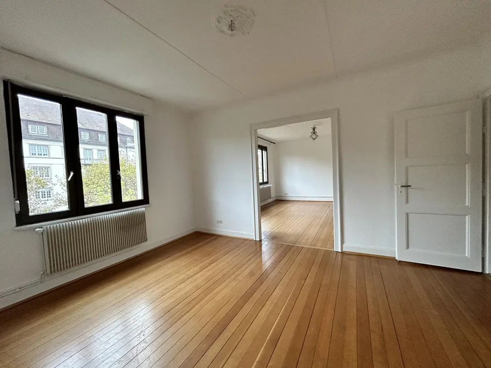 Oturma odası; ahşap zemin, doğal ışık, manzara