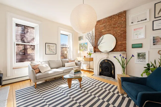 Хол; камина, естествена светлина, дървен под, модерен стил