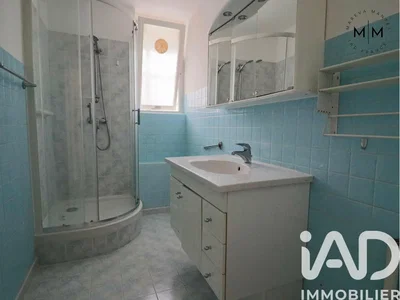 Купатило; плочице, природно светло
