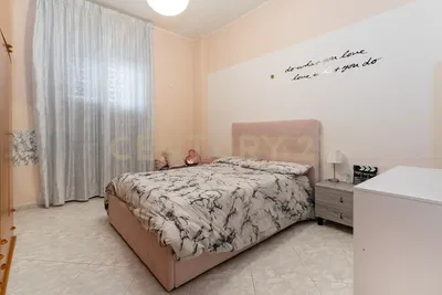 غرفة نوم; أرضية من البلاط, ضوء طبيعي