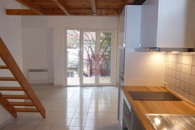 Küche; fliesenboden, holzbalken, blick, küchengeräte