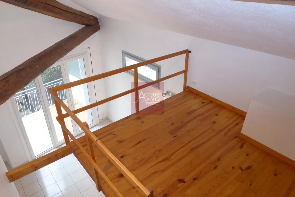 Kammer; holzboden, holzbalken, tageslicht