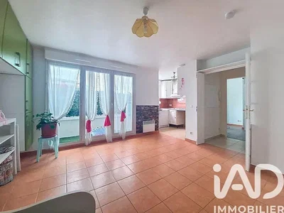 Дневна соба; плочице, поглед, природно светло