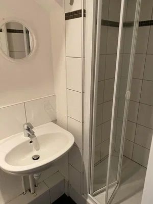 Banyo; fayans zemin, doğal ışık