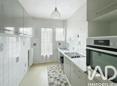 Mutfak; mutfak aletleri, doğal ışık, fayans zemin, tadilatlı