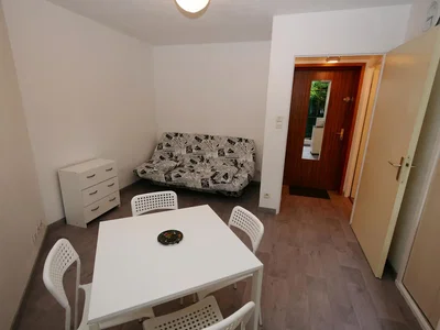 Salon; carrelage, lumière naturelle