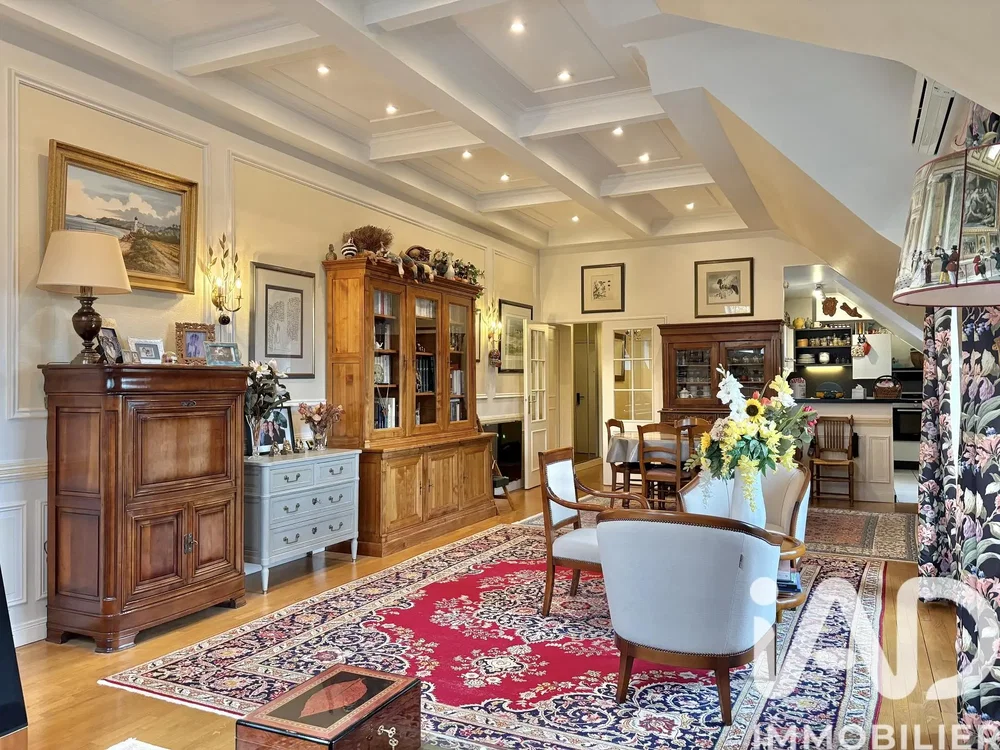 Salon; parquet, hauteur sous plafond, poutres en bois, style rustique, lumière naturelle