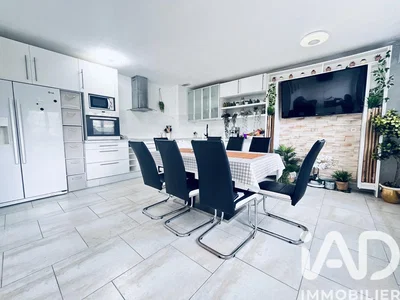 Кухиња; кухињски апарати, плочице, природно светло, модерни стил