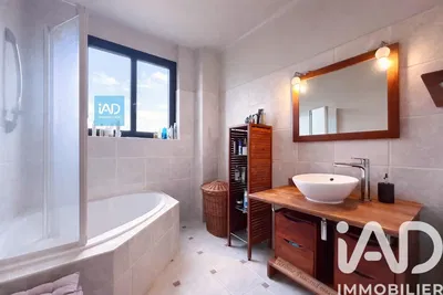 Salle de bain; carrelage, lumière naturelle, rénové