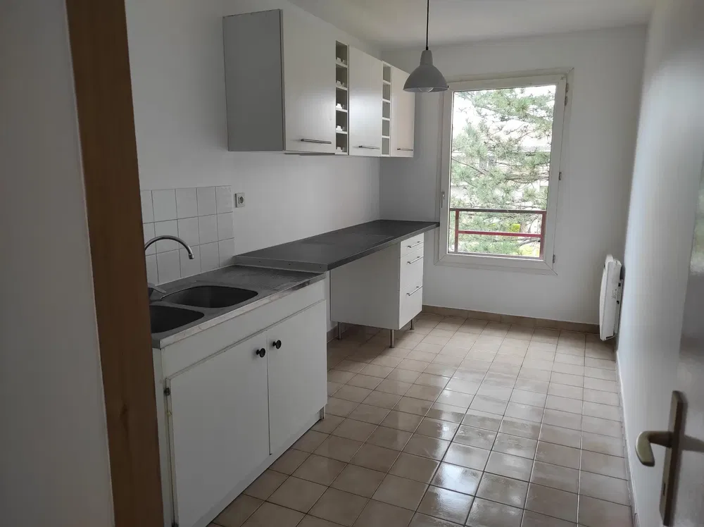 Kuhinja; pločice, pogled, prirodno svjetlo