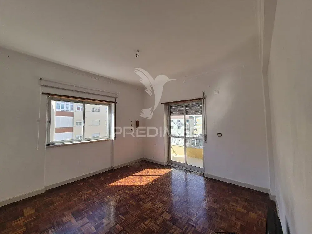 غرفة معيشة; إطلالة, أرضية خشبية, ضوء طبيعي