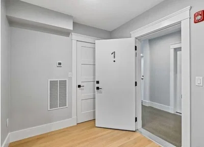 Ostatní; dřevěná podlaha, přirozené světlo