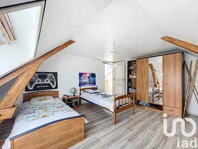 Detská izba; drevená podlaha, prirodzené svetlo