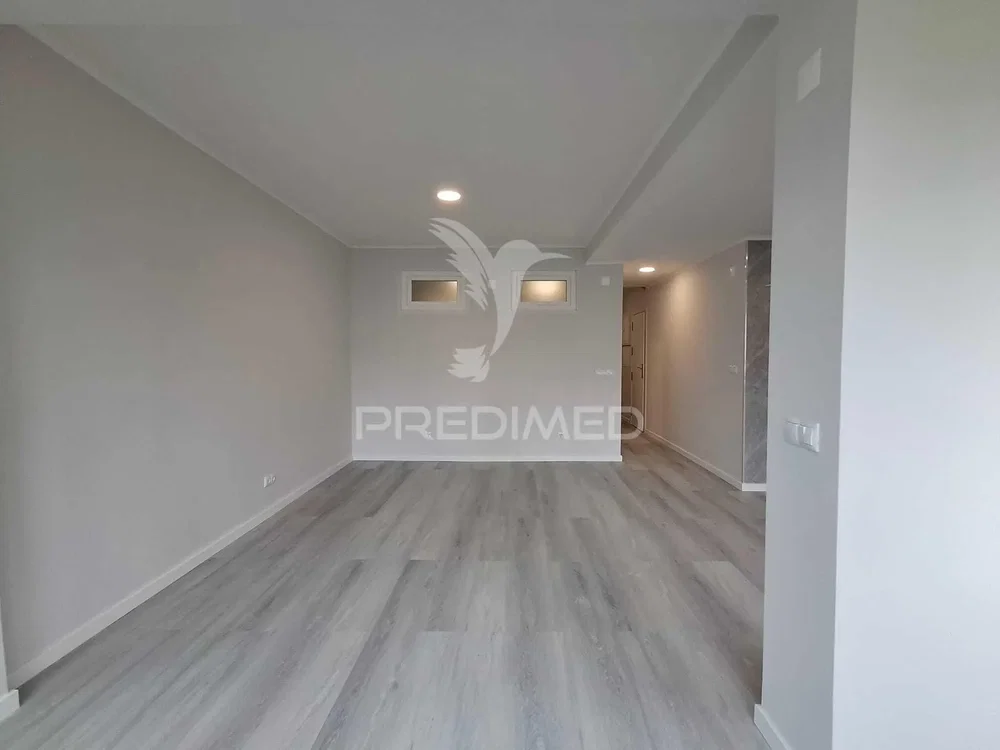 Дневна соба; плочице, реновиран, природно светло