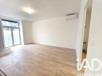Woonkamer; natuurlijk licht, houten vloer, gerenoveerd