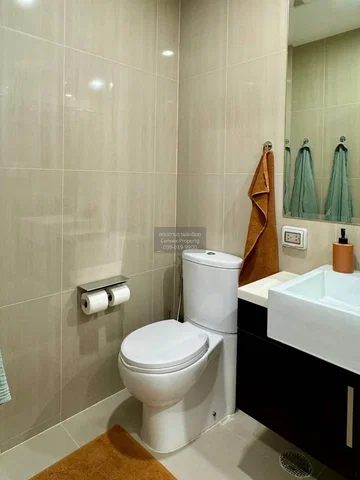 Toilette; pavimento in piastrelle