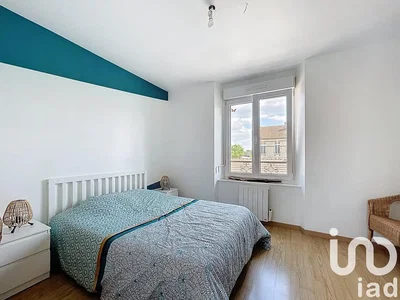 Spálňa; prirodzené svetlo, drevená podlaha