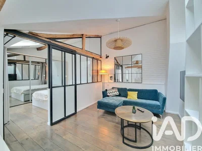 Wohnzimmer; holzbalken, holzboden, tageslicht, moderner stil