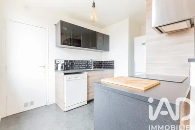 Keuken; keukenapparatuur, tegelvloer, gerenoveerd, natuurlijk licht