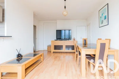 Woonkamer; houten vloer, moderne stijl, natuurlijk licht