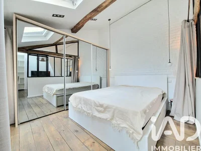Schlafzimmer; holzbalken, holzboden, tageslicht, moderner stil