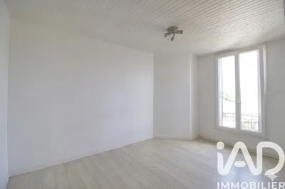 غرفة معيشة; ضوء طبيعي, أرضية خشبية