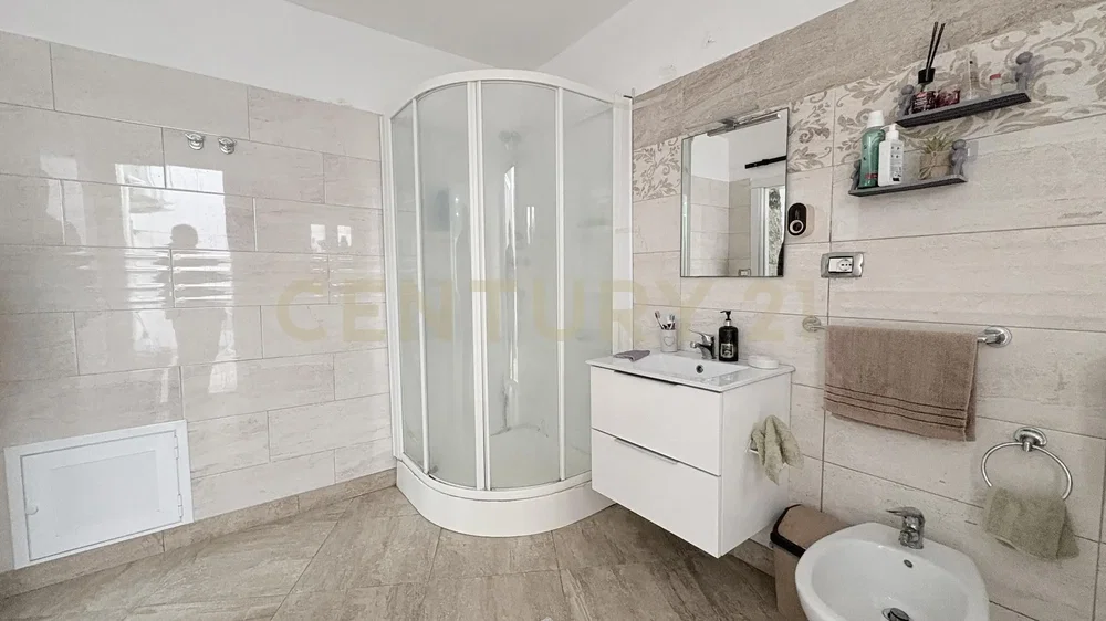 Banyo; fayans zemin, tadilatlı, doğal ışık, modern stil