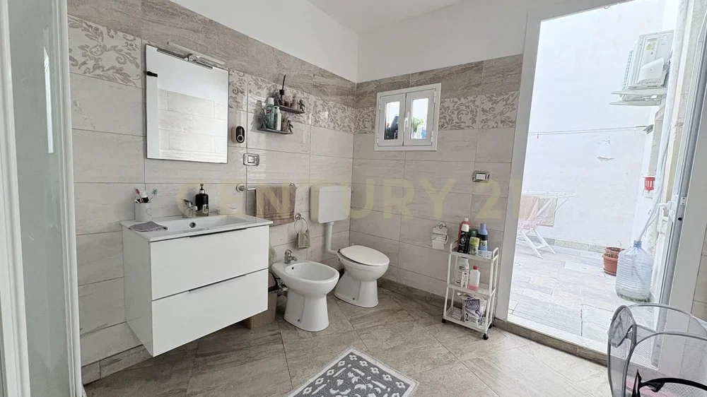 Tuvalet; fayans zemin, doğal ışık, tadilatlı