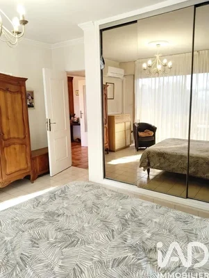 Ložnice; přirozené světlo, dřevěná podlaha