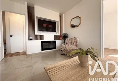 Дневна соба; камин, природно светло, модерни стил