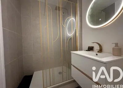 Купатило; плочице, реновиран, природно светло