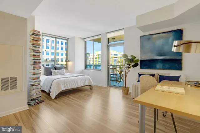 Спалня; естествена светлина, дървен под, модерен стил, гледка