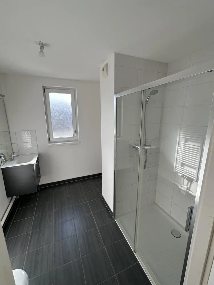 Badezimmer; fliesenboden, tageslicht